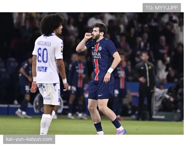 快讯:欧塞尔前锋头球破门,客场暂时领先洛里昂。 快讯:欧塞尔前锋头球破门,客场暂时领先洛里昂。